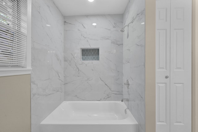 bathroom with tiled shower / bath