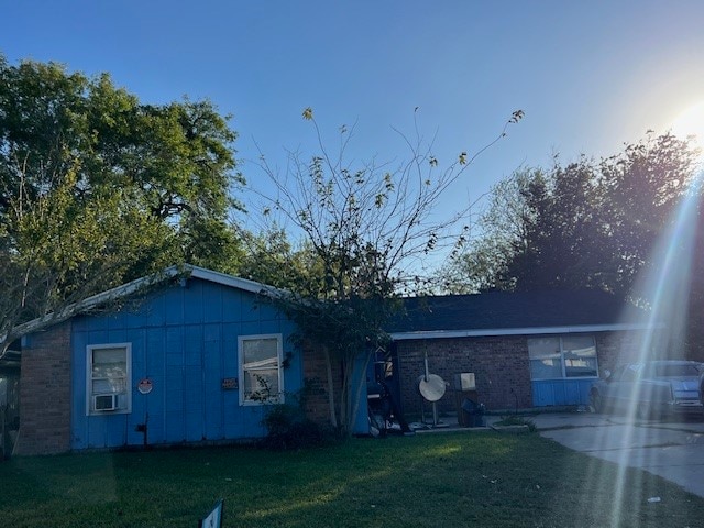 view of front facade with a front yard