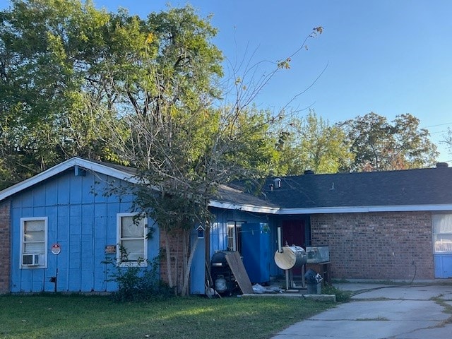 view of front of house featuring a front yard and cooling unit