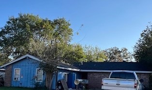 view of front of property with a front yard