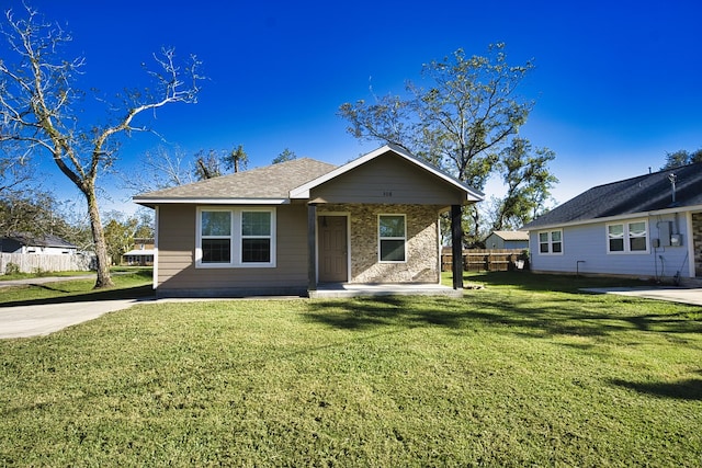 view of front facade with a front yard