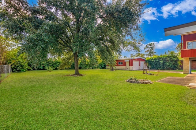 view of yard featuring a garage and an outdoor structure