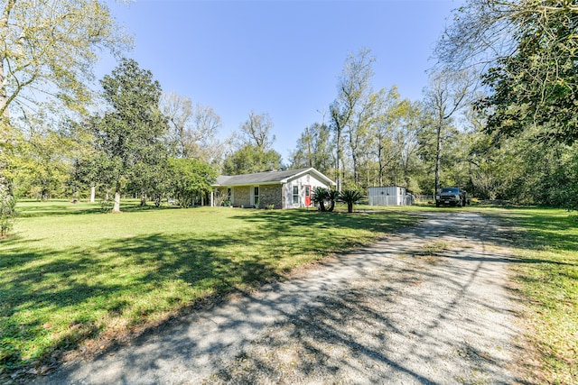 ranch-style house featuring a front yard