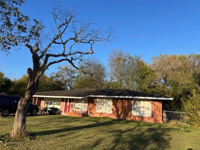 view of front of home featuring a front yard