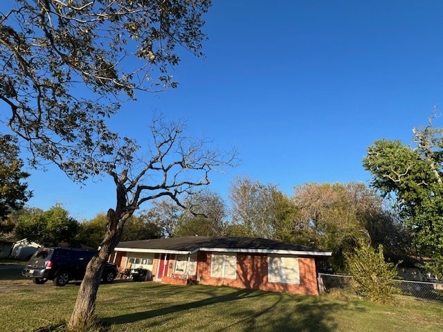 view of front of home featuring a front yard