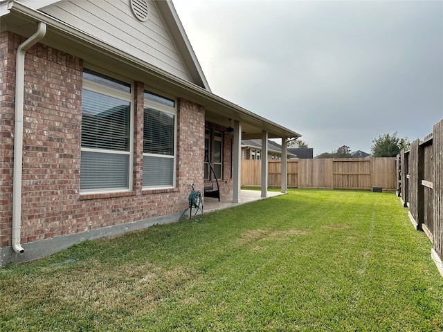 view of yard featuring a patio