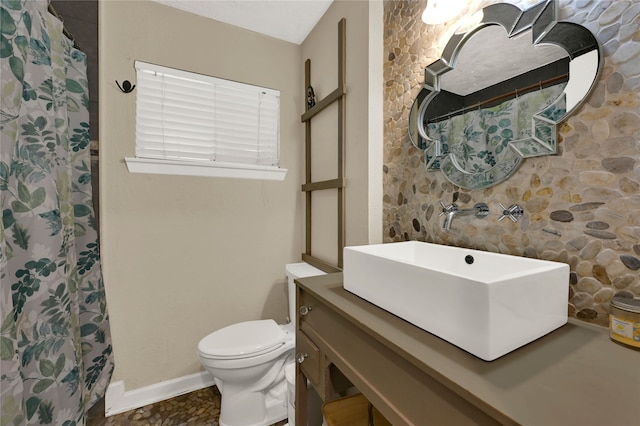 bathroom with a shower with curtain, vanity, and toilet