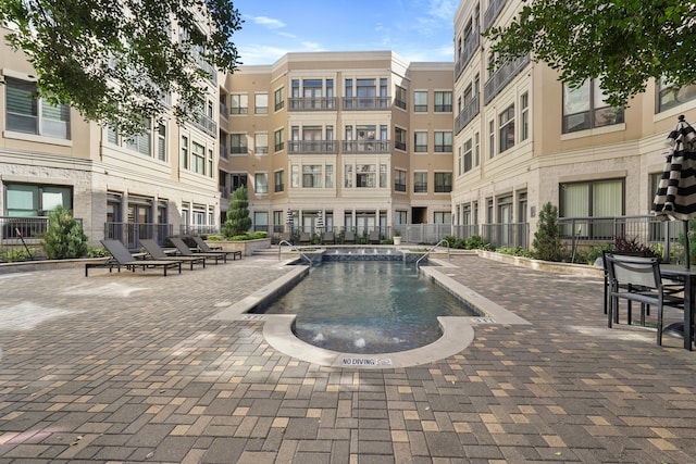 view of swimming pool