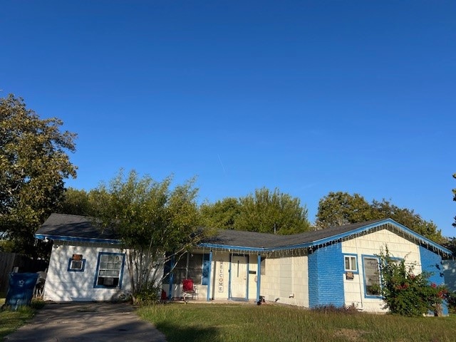 ranch-style house featuring a front lawn