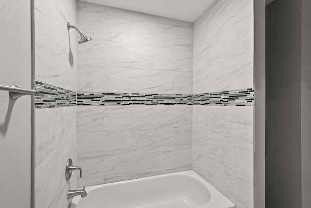 bathroom with tiled shower / bath combo