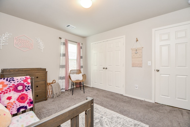 bedroom featuring carpet flooring and a closet