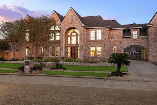 view of front of property featuring a yard