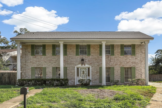 view of front of property featuring a front yard