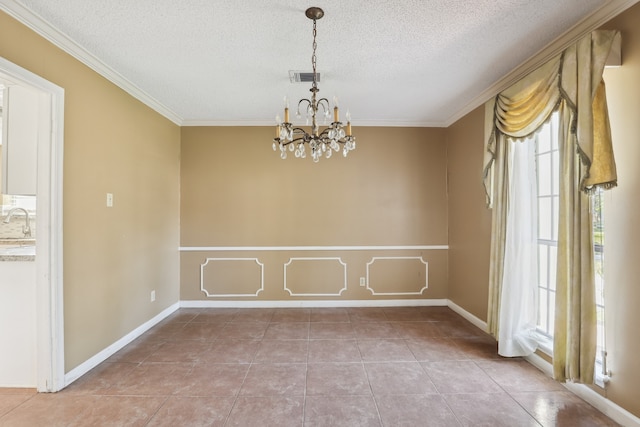 tiled empty room with sink, crown molding, a chandelier, and a textured ceiling