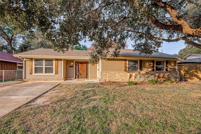 ranch-style house featuring a front lawn