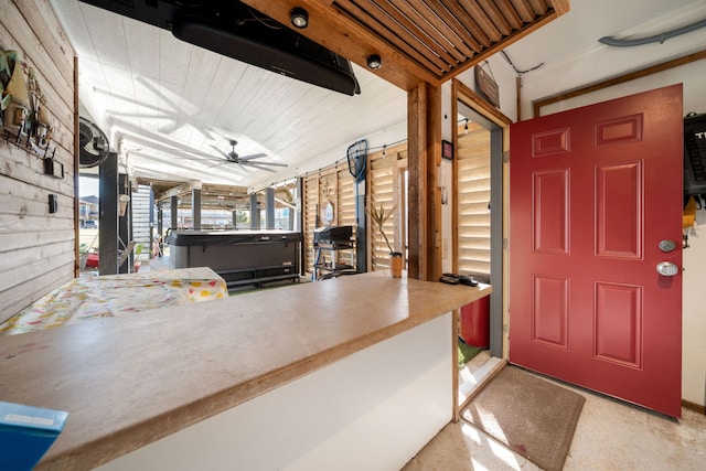 foyer entrance featuring ceiling fan