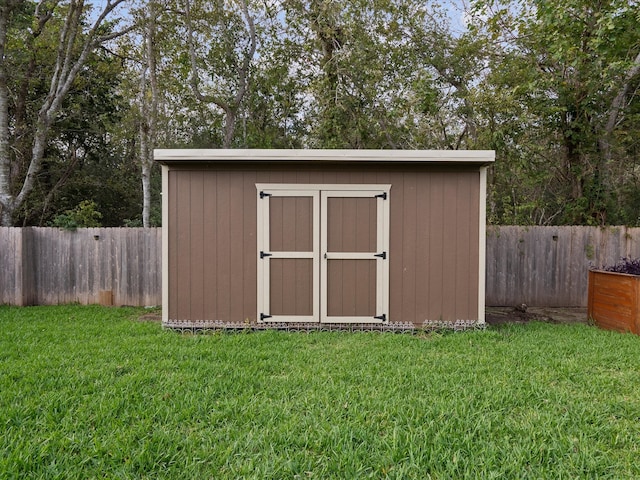 view of outdoor structure featuring a yard