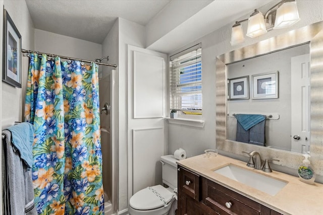 bathroom featuring a shower with shower curtain, a textured ceiling, vanity, and toilet