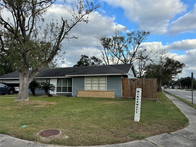 ranch-style home featuring a front lawn