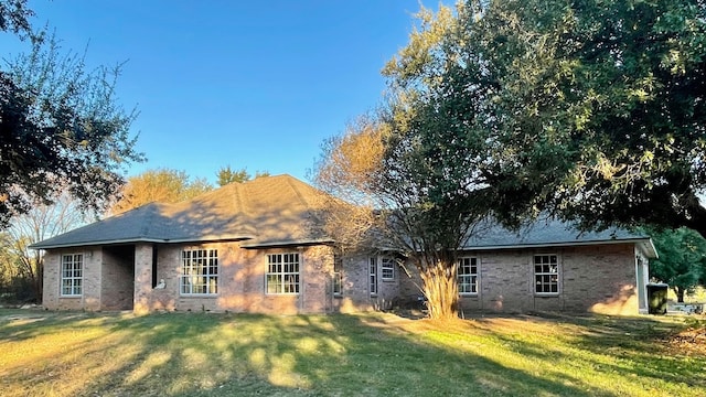 single story home with a front lawn