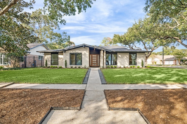 view of front facade with a front yard