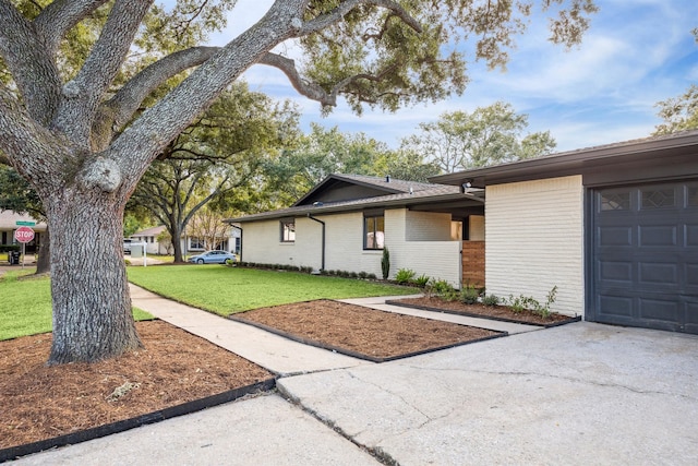 view of front of home featuring a garage and a front yard