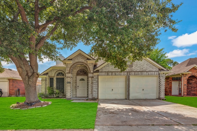 view of front of home featuring a front yard and a garage