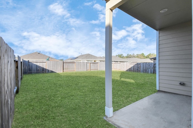 view of yard featuring a patio