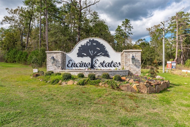 community sign featuring a yard