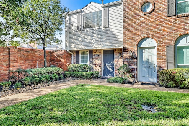 view of front of home featuring a front yard