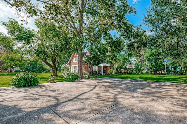 view of front of house featuring a front lawn