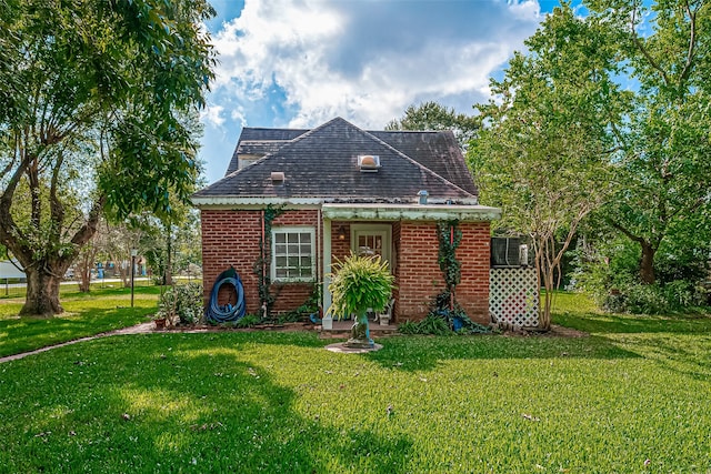 view of front facade featuring a front lawn