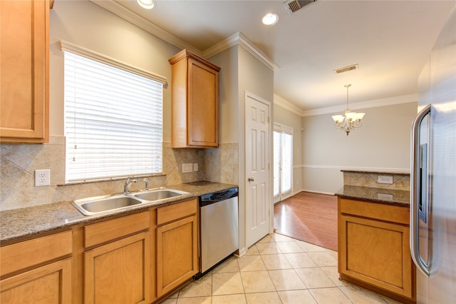 kitchen featuring sink, stainless steel appliances, a chandelier, light tile patterned flooring, and ornamental molding