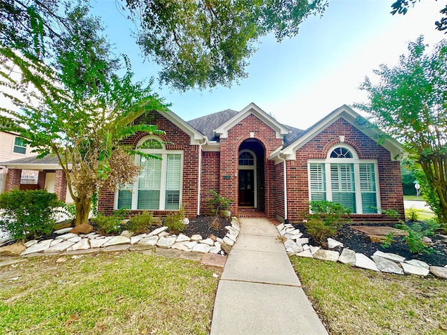 view of front of home featuring a front lawn