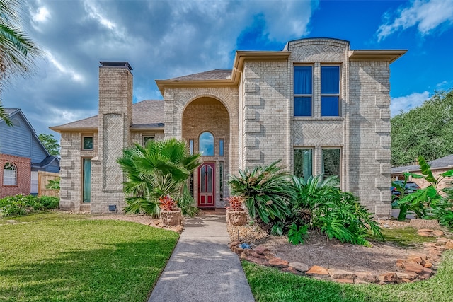 view of front of home featuring a front yard