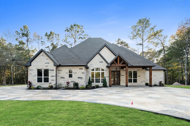 view of front of property featuring a front yard