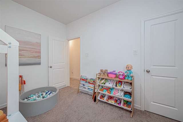 recreation room featuring carpet