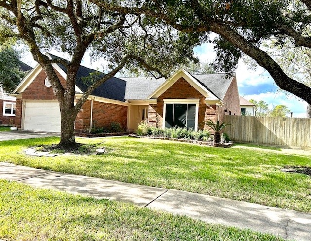 view of front of house featuring a front lawn