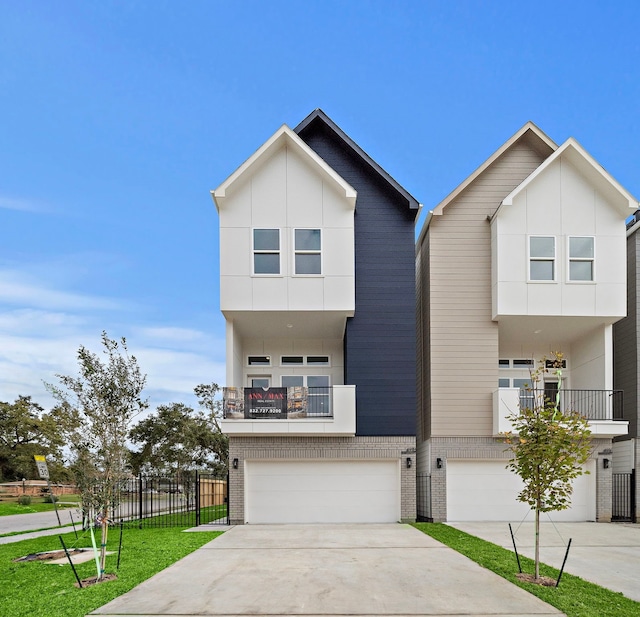 view of front of home featuring a front yard and a garage