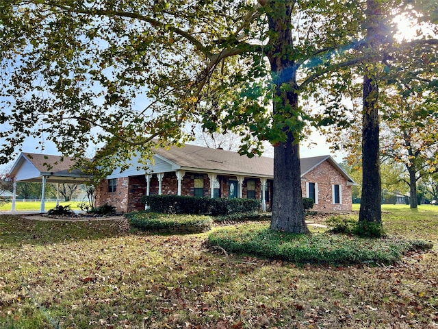 ranch-style house featuring a front lawn