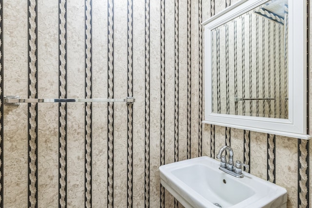 bathroom featuring sink