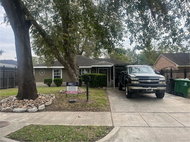 ranch-style house featuring a front lawn