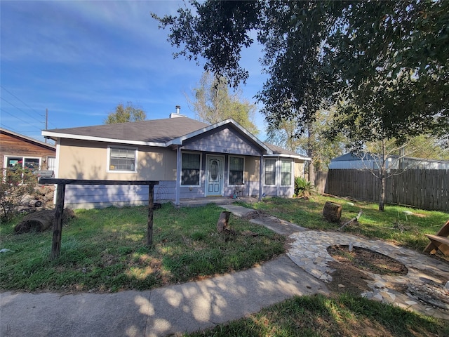 view of front of home featuring a front yard