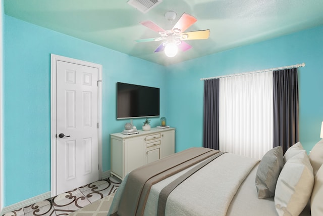 bedroom with ceiling fan