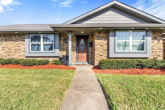 view of front facade featuring a front yard