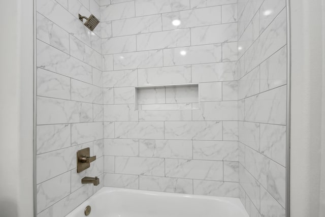 bathroom with tiled shower / bath