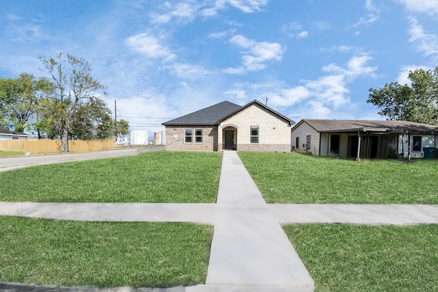 view of front facade featuring a front lawn