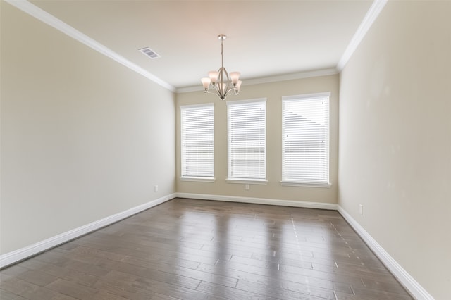 unfurnished room with crown molding, dark wood-type flooring, and an inviting chandelier