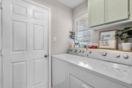 laundry room with cabinets and independent washer and dryer