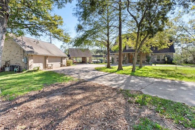 view of front facade featuring a front yard and a garage